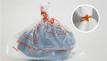 B袋をA袋を入れ、先の先端を折り曲げストッパーバンドを二重にかければ菌も臭いも閉じ込め衛生的です。