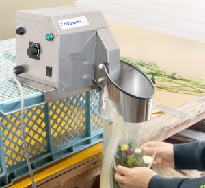 菊の包装作業を効率化｜包装機と別注三角袋