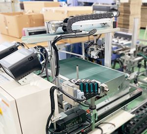 ラベル貼付作業を印字で自動化＆省人化｜ダンボール印字装置